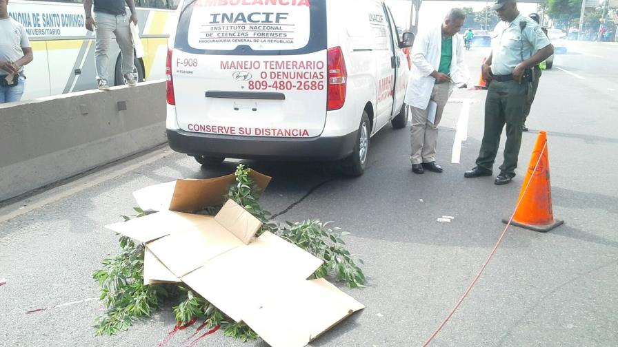 Joven muere arrollado por un vehículo pesado en autopista Duarte