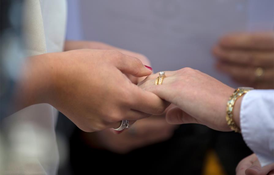 Buscan cambiar leyes en Nueva York para prohibir bodas entre menores de edad 