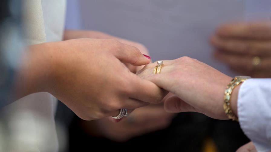 Buscan cambiar leyes en Nueva York para prohibir bodas entre menores de edad 