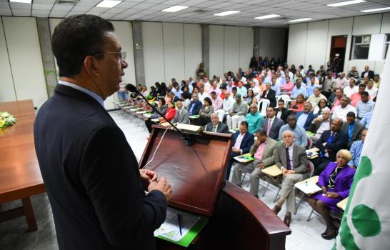 Alcaldes electos participan en seminario sobre municipalidad en Santiago