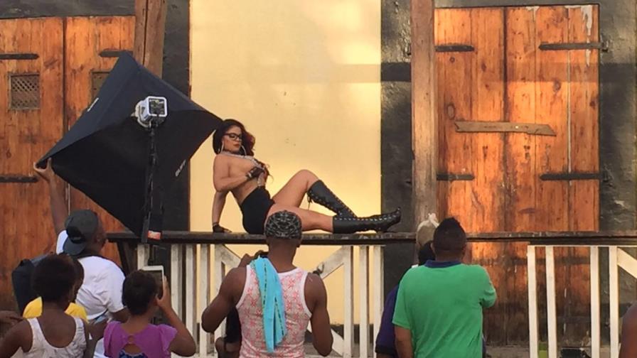 Apresan a extranjeros que filmaban escenas para película pornográfica en parque de Sosúa