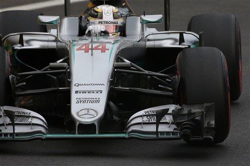 Hamilton, el más rápido en el aparatoso estreno de la F1 en Bakú