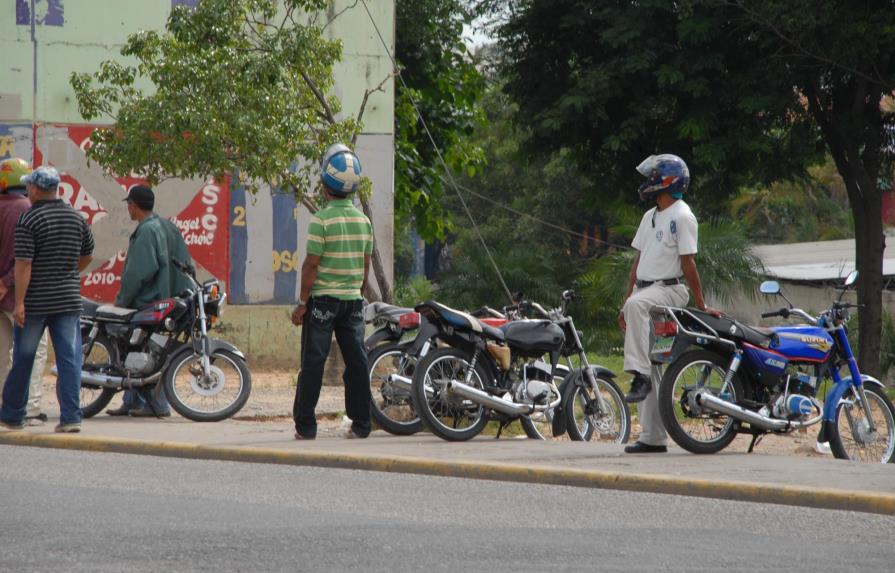 Sugiere identificar a los motoristas con datos y colores por región