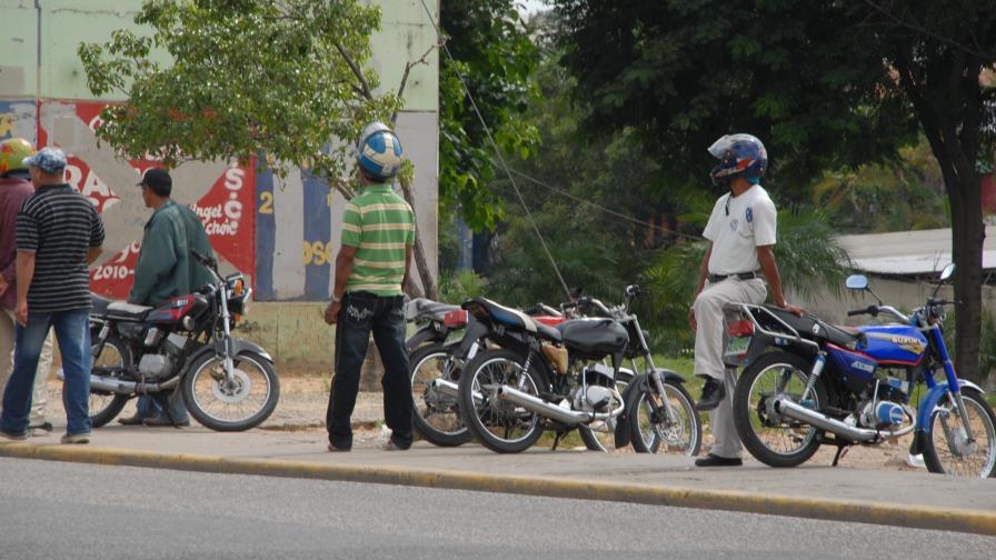 Sugiere identificar a los motoristas con datos y colores por región