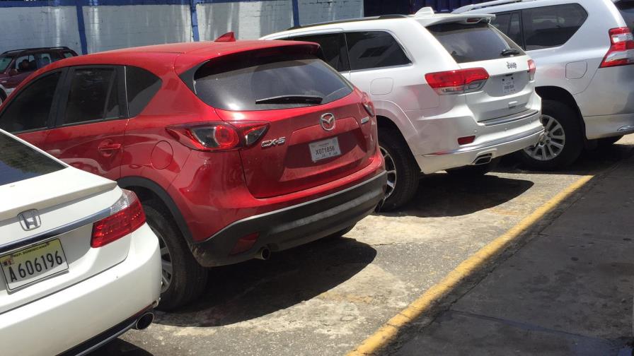 Apresan deportado e investigan a cinco militares por venta de carros robados