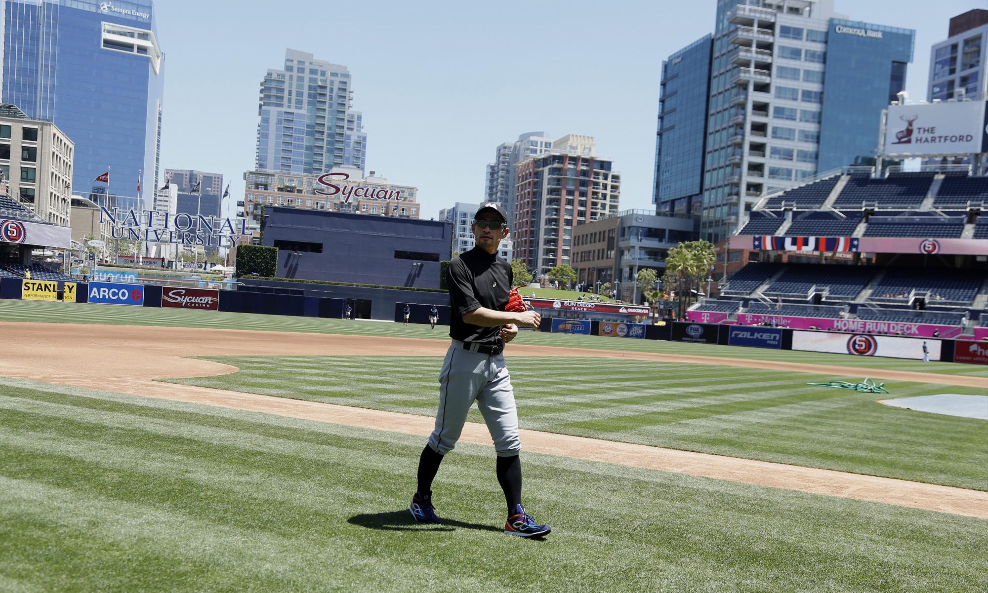 Ichiro Suzuki, participa de la práctica previa al juego entre Marlins y San Diego Padres en el Petco Park de San Diego, en que rompió el récord de Pete Rose de imparables. 