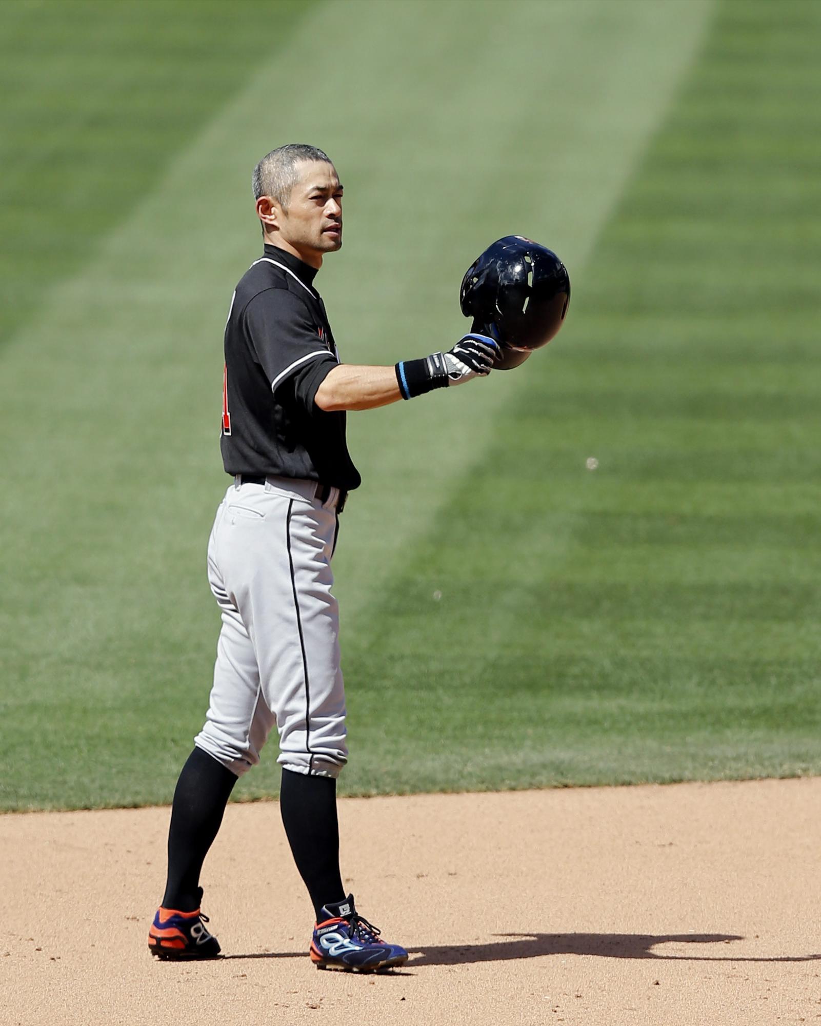El bateador de Marlins Ichiro Suzuki, de Japón, saluda los aficionados tras rompeer el récord de Pete Rose de imparables. 