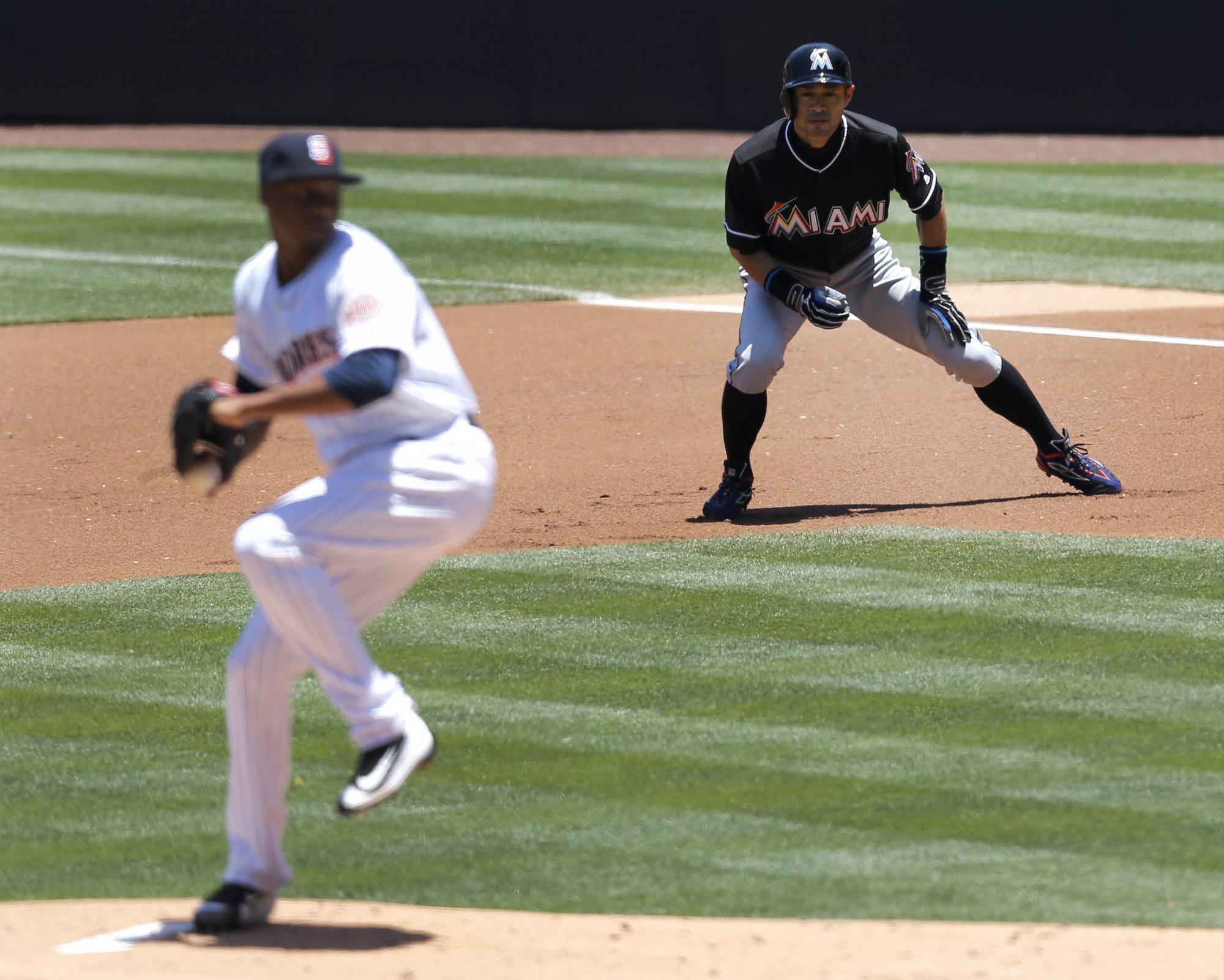 Ichiro Suzuki (d) rompió el récord de hits frente a los envios del lanzador dominicano Luis Perdomo (i) de los Padres de San Diego.