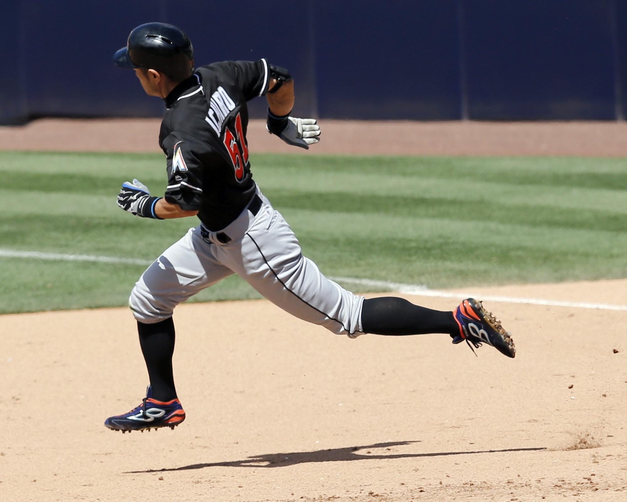 Ichiro Suzuki, de Japón, corre tras batear un doble durante un partido entre Padres de San Diego y Marlins de Miami, con el que  rompió el récord de Pete Rose de imparables.
