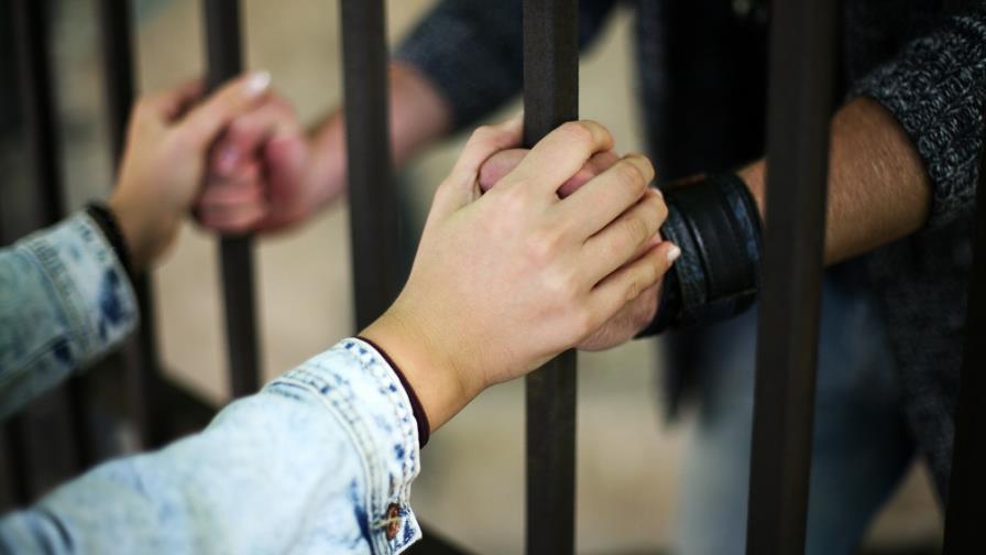 Madre visita a la cárcel a hombre que asesinó a su hija y abandona acusación