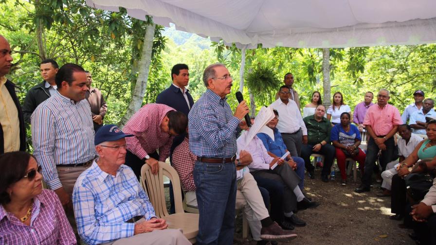 Danilo insiste a los productores que deben pagar lo prestado