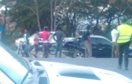 Humareda en la autopista 6 de Noviembre  provoca accidente 