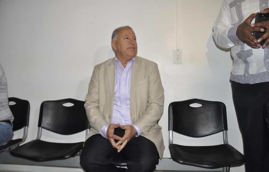 Gilberto Serulle se presenta ante la Procuraduría para ser interrogado por “irregularidades”