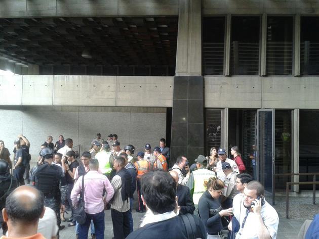 Situación de rehenes en Banco Central de Venezuela; reportan un muerto y dos heridos