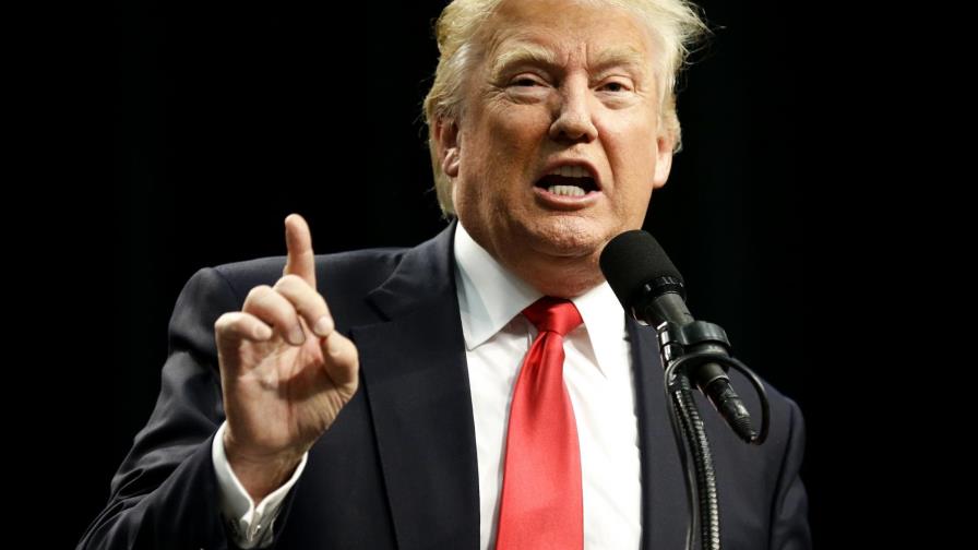 Hombre intenta despojar de su arma a un agente para disparar a Donald Trump