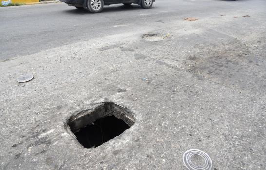 Denuncian que la avenida Charles de Gaulle presenta numerosos hoyos