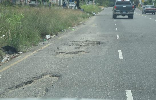 Denuncian que la avenida Charles de Gaulle presenta numerosos hoyos