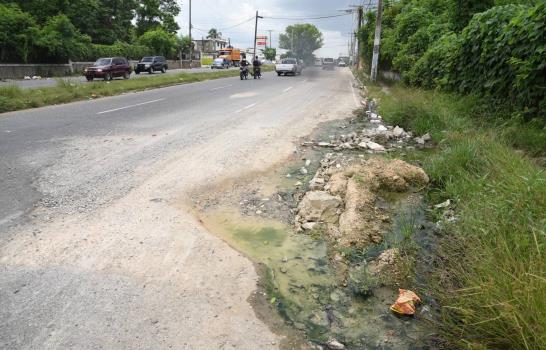 Denuncian que la avenida Charles de Gaulle presenta numerosos hoyos