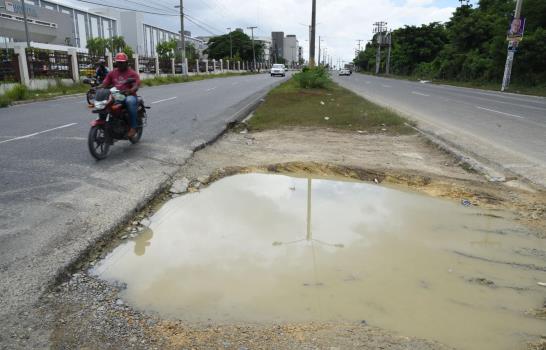 Denuncian que la avenida Charles de Gaulle presenta numerosos hoyos