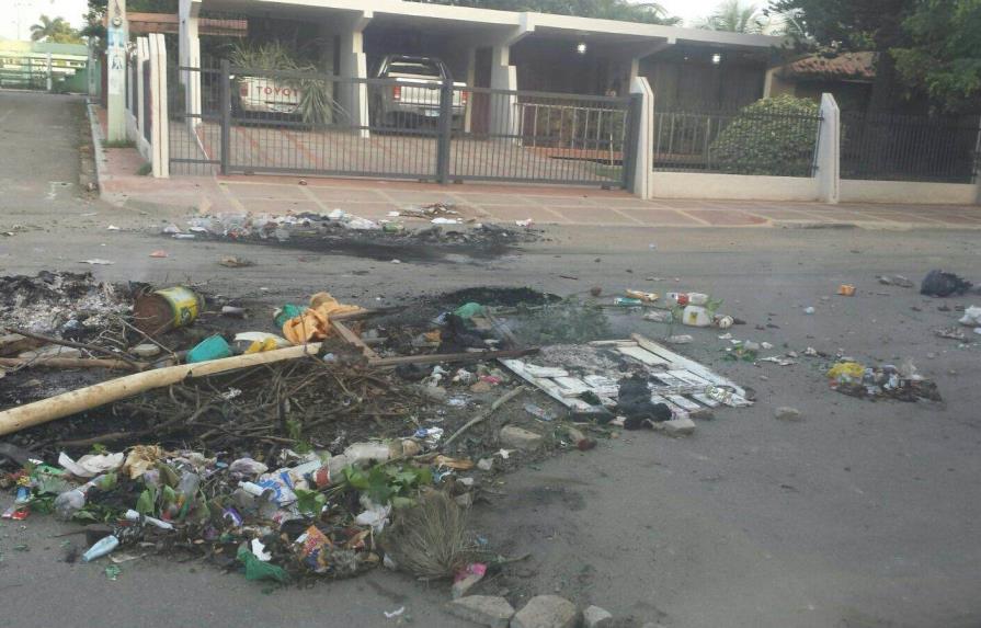 Queman gomas en oficina de Edenorte en Montecristi para que los incluyan en circuitos 24 horas