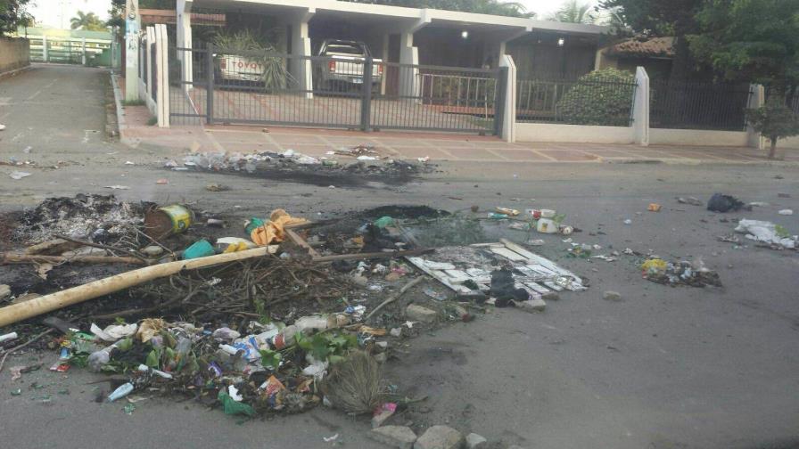 Queman gomas en oficina de Edenorte en Montecristi para que los incluyan en circuitos 24 horas