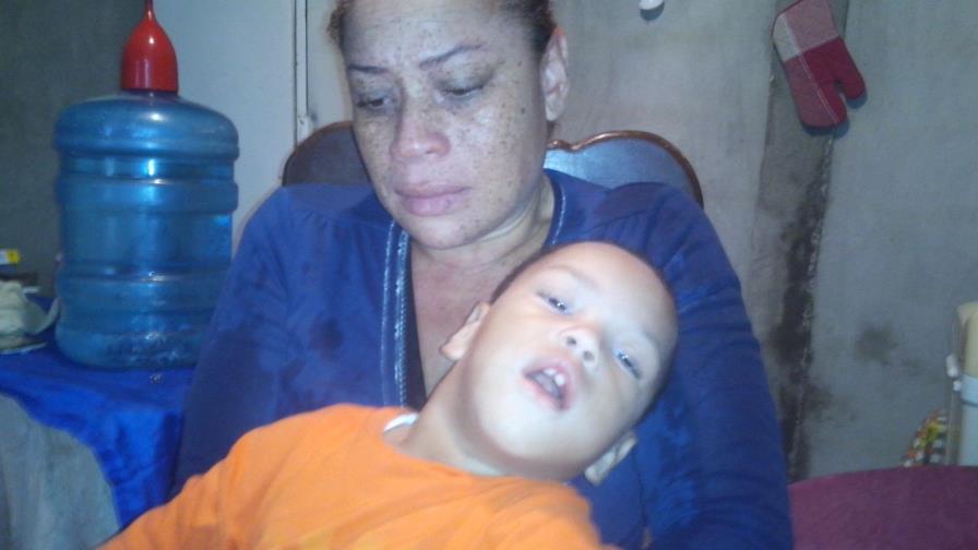 Niño enfermo espera  por viaje a EE.UU.