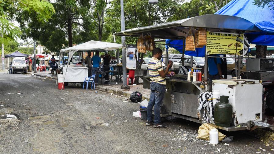 El entorno de la UASD continúa ocupado por vendedores
