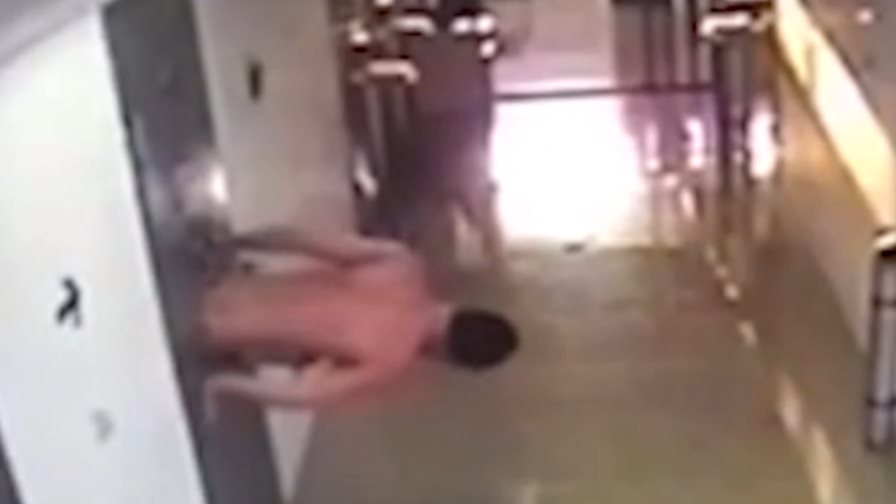 Vídeo: Hombre sale de la celda a través de la ventana de los alimentos