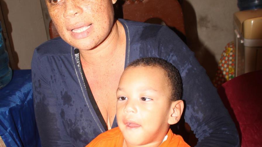Madre de niño que sufre un tipo de epilepsia pide ayuda 