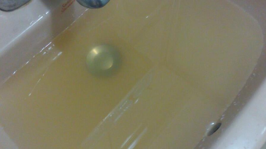 Denuncian llega agua turbia a sectores de Santiago