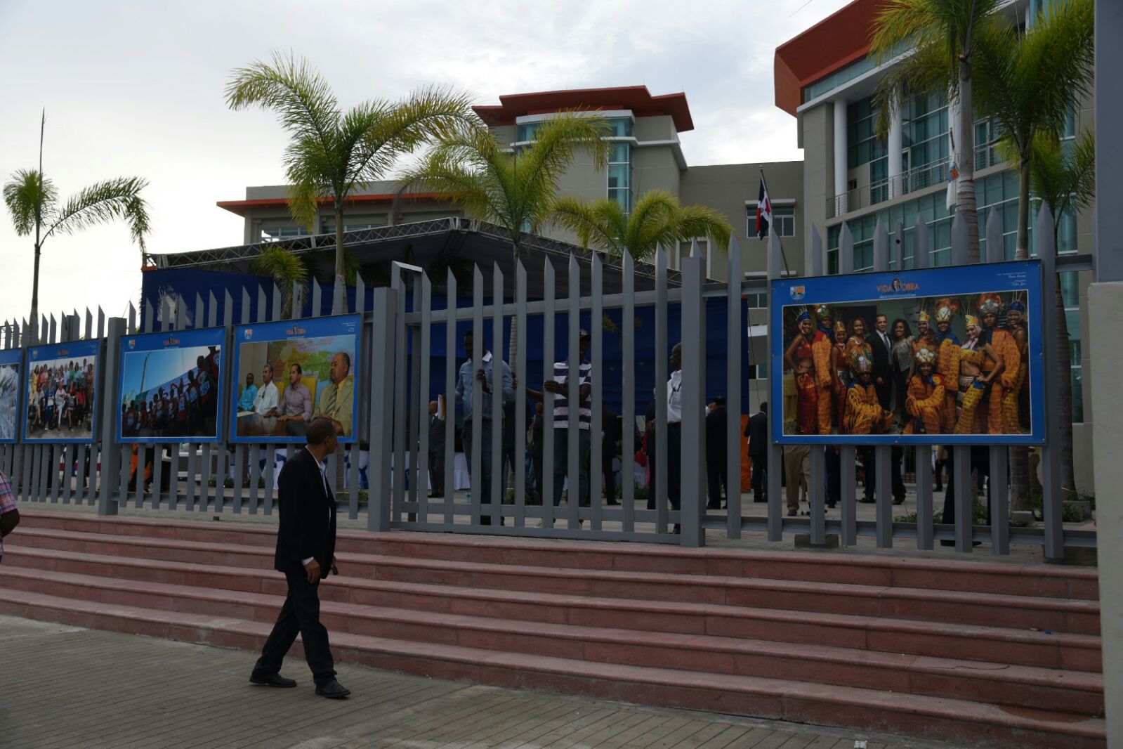 Nuevo edificio del Palacio Municipal de Santo Domingo Este, presenta en su alrededor una exposición de fotografías del fallecido alcalde Juan de los Santos