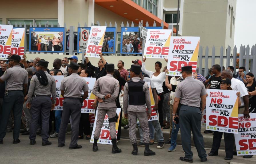 Realizan manifestación en frente del nuevo Palacio Municipal de Santo Domingo Este