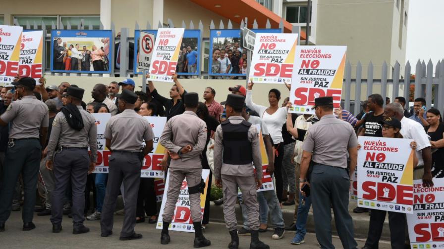 Realizan manifestación en frente del nuevo Palacio Municipal de Santo Domingo Este