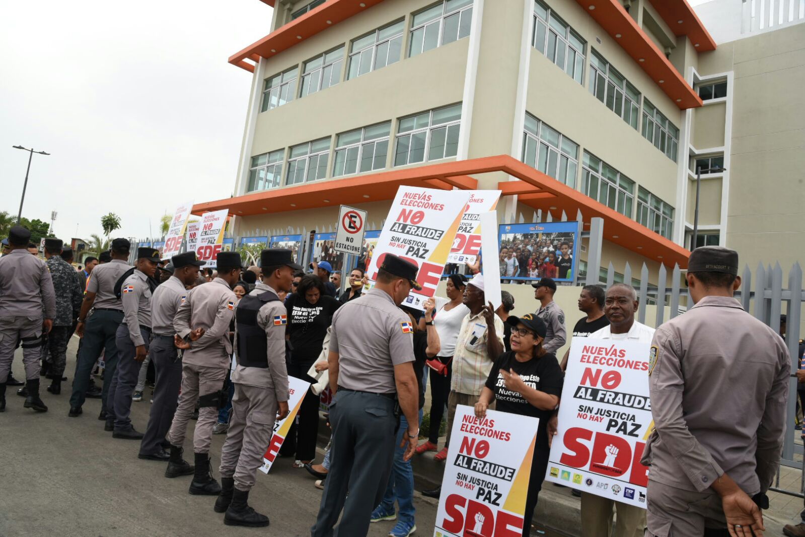 Simpatizantes de los aspirantes opositores a la alcaldía de Santo Domingo Este demandan nuevas elecciones para esta demarcación.Simpatizantes de los aspirantes opositores a la alcaldía de Santo Domingo Este demandan nuevas elecciones para esta demarcación.