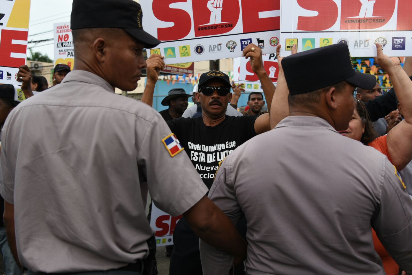Simpatizantes de los aspirantes opositores a la alcaldía de Santo Domingo Este demandan nuevas elecciones para esta demarcación.