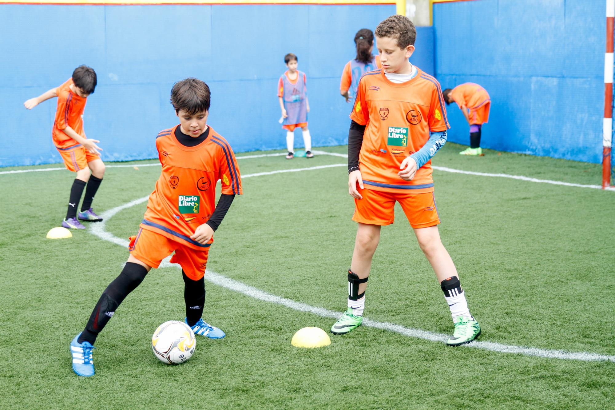 Orlando Yanez Pellerano en unas de las jugadas del Campamento de Fútbol de alto nivel para niños y adultos del ABC School.
