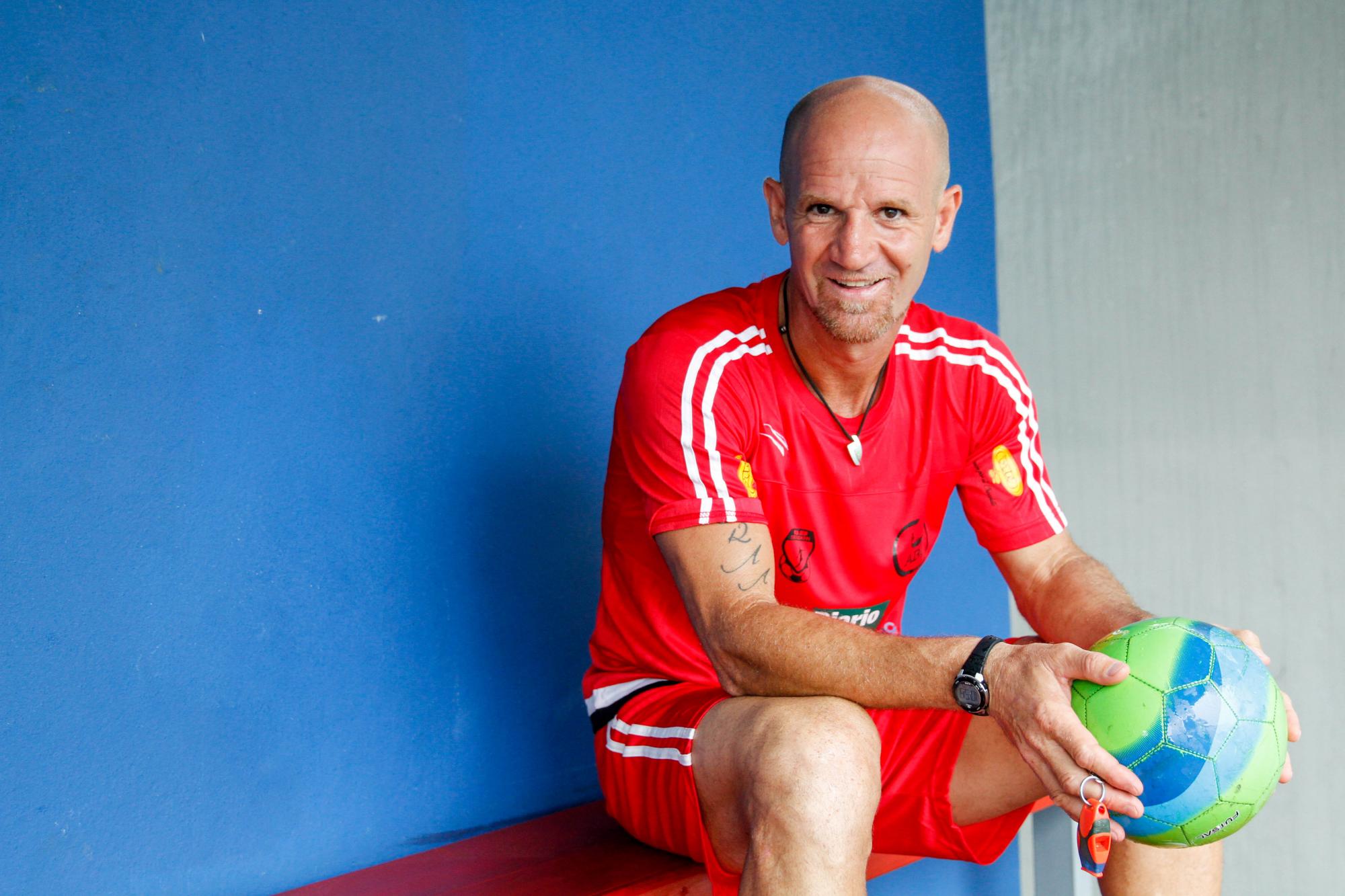 Esta es la tercera vez que Higinio Camarasa, entrenador español nivel 3, avalado por la UEFA imparte estas importantes clases de fútbol en el ABC, 