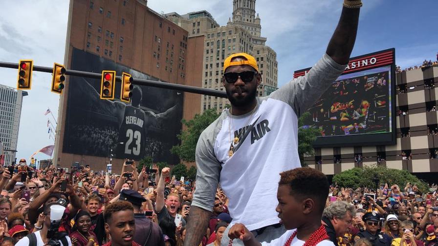 VIDEO: Multitud abarrota las calles de Cleveland para festejar con los Cavs 