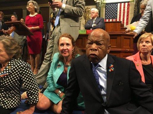Demócratas se sientan en el piso del Congreso para exigir más controles de armas