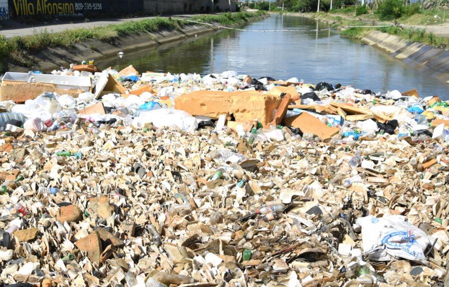 Canal de riego Ulises Francisco Espaillat  continúa abarrotado de basura 