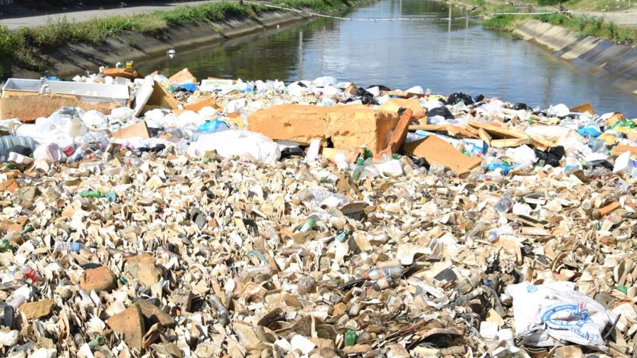 Canal de riego Ulises Francisco Espaillat  continúa abarrotado de basura 