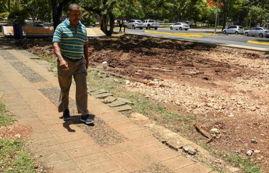 Área verde destruida y descuidada en la Plaza de la Cultura