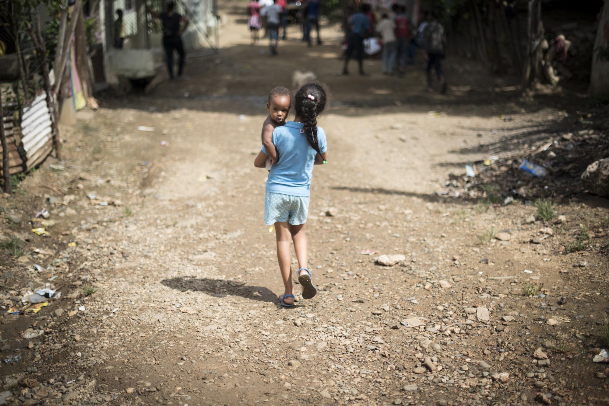 Destinar tiempo en exceso a las labores de la casa también es considerado trabajo infantil.