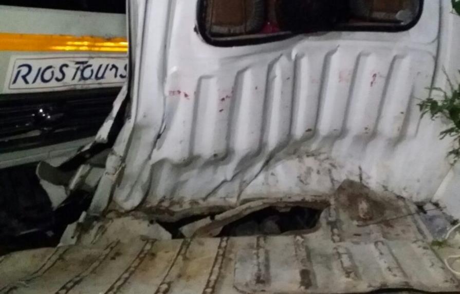 Dos muertos tras accidente entre autobús y camioneta en La Altagracia