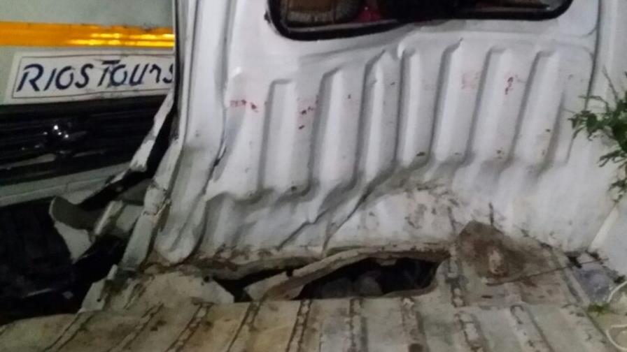 Dos muertos tras accidente entre autobús y camioneta en La Altagracia