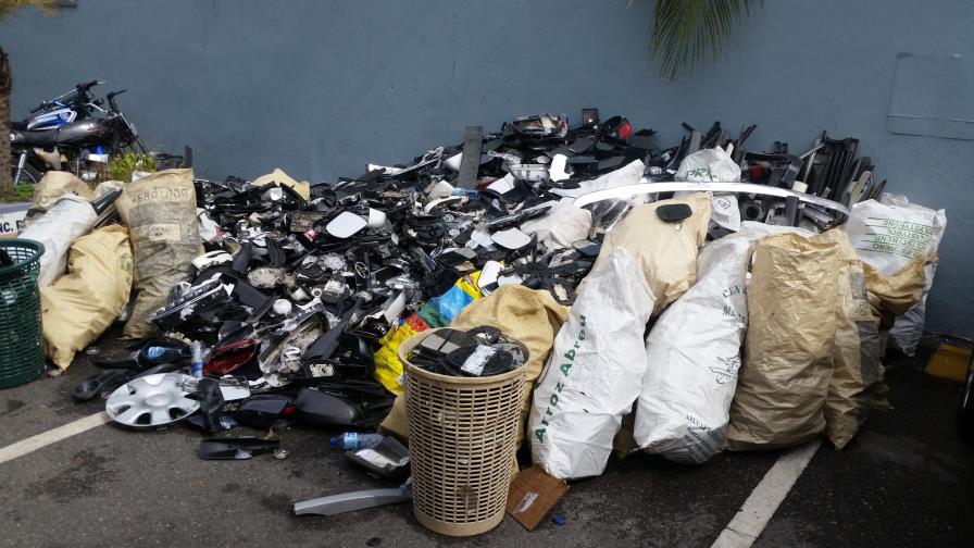 Apresan a dos hombres a quienes les ocuparon millares de accesorios sustraídos a vehículos