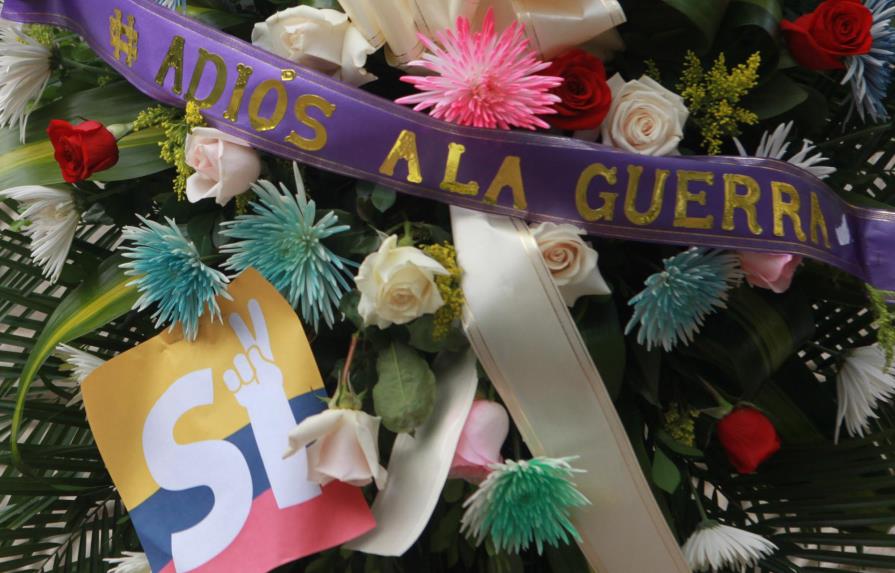 Conmemoran con coronas fúnebres la firma del “fin de conflicto” entre Gobierno y las FARC