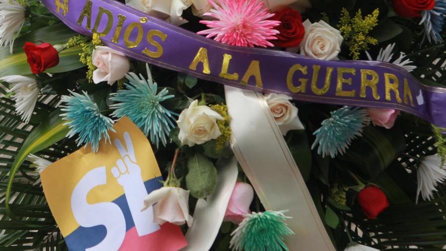 Conmemoran con coronas fúnebres la firma del “fin de conflicto” entre Gobierno y las FARC