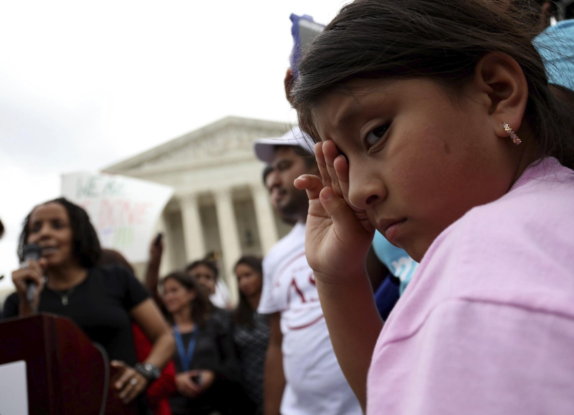 Varias personas reaccionan ante la decisión del Tribunal Supremos de Estados Unidos sobre las medidas migratorias del presidente estadounidense, Barack Obama, hoy, 23 de junio de 2016, en Washington DC. 