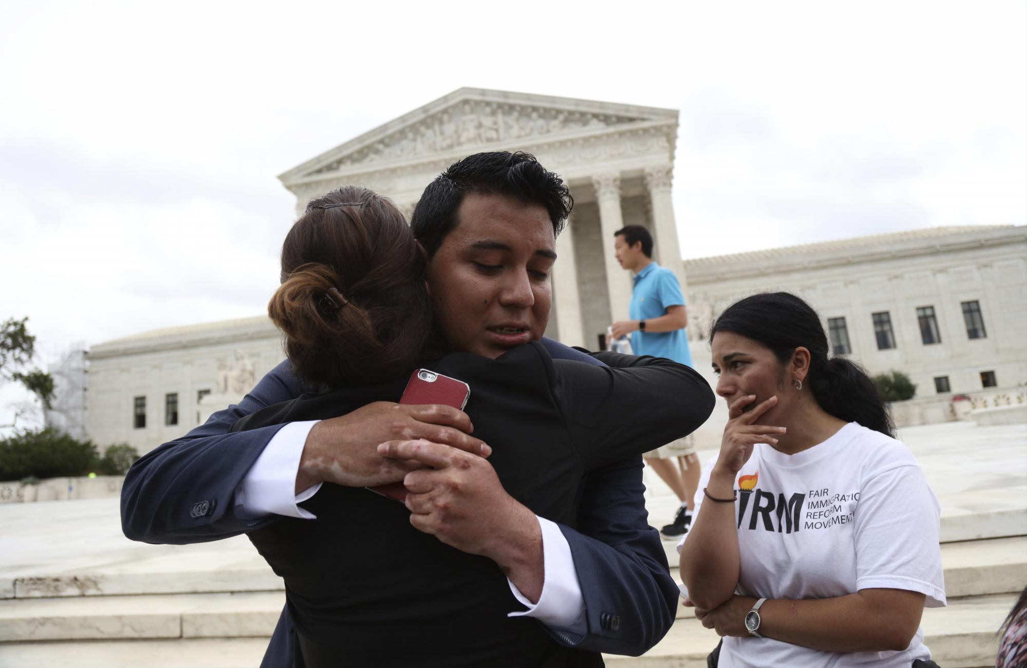 Varias personas reaccionan ante la decisión del Tribunal Supremos de Estados Unidos sobre las medidas migratorias del presidente estadounidense, Barack Obama, hoy, 23 de junio de 2016, en Washington DC (Estados Unidos).